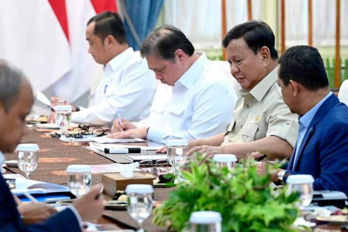 Dari Istana hingga Lapangan, Prabowo Menguji Laporan Pejabat